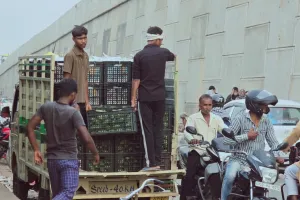 मैडम कमिश्नर... लखनऊ की अवैध आम मंडी वहीं पर, फटकार के बाद भी नहीं हटा बाजार