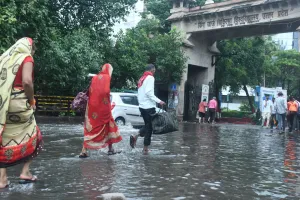 UP News: अब नहीं होगा जगह-जगह जलभराव, नगर आयुक्त ने जारी किए हेल्पलाइन नंबर