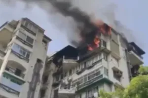 Delhi Fire: द्वारका के फ्लैट में लगी भीषण आग, पिता के साथ जान बचाने को फ्लैट से कूदे दो बच्चे, तीनों की मौत