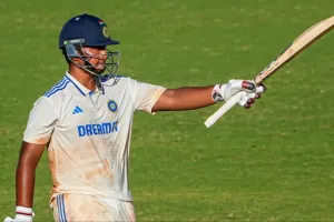 Vaibhav Suryavanshi U19 Debut: वैभव सूर्यवंशी की तूफानी बल्लेबाजी से खौफ में इंग्लैंड की टीम, चौकों-छक्कों की जमकर की बरसात
