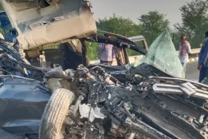 मैनपुरीः आगरा-लखनऊ एक्सप्रेसवे पर ट्रक और कार की टक्कर, दो युवकों की मौत, तीन अन्य घायल 