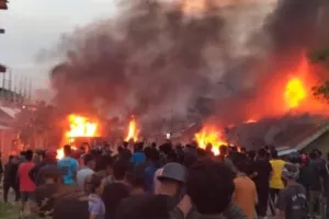 मणिपुरः विरोध प्रदर्शन ने लिया भयावह रूप, DM कार्यालय को जलाने की कोशिश, 15 घायल, लगा अनिश्चितकालीन कर्फ्यू 