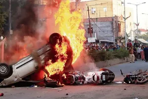 मणिपुर में फिर भड़की हिंसा, इंटरनेट सेवाएं निलंबित, लगा कर्फ्यू 