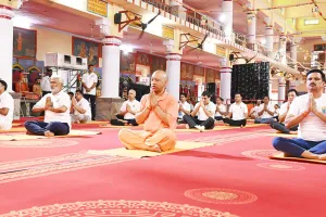 योगी और योगा... CM ने लोगों को दिया स्वस्थ तन और मन का संदेश, देखें Photos