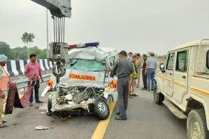 पूर्वांचल एक्सप्रेसवे पर हुआ भीषण सड़क हादसा, एंबुलेंस और पिकअप की टक्कर में पांच की मौत, एक घायल