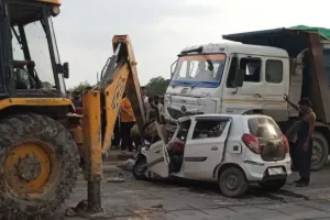 कौशांबी में भीषण सड़क हादसा: टायर फटने से डंपर से टकराई कार, एक ही परिवार के पांच लोगों की मौत, CM योगी ने लिया संज्ञान