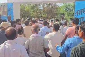 चौपाल में डीएम के आने से पहले दो पक्षों में हुई मारपीट से मची भगदड़, 3 आंगनबाड़ी कार्यकर्ता घायल 