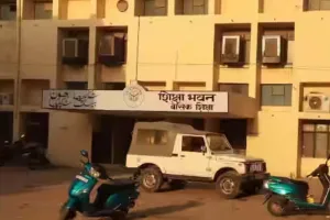 बेसिक शिक्षा विभाग के आदेश से आक्रोशित शिक्षक, संगठन जमकर कर रहे विरोध, जानें क्या है ये 50 से कम छात्रों वाला नया रूल