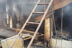 बुलंदशहरः शोरूम में शॉर्ट सर्किट से लगी भीषण आग, फटी छत, लाखों का सामान जलकर राख