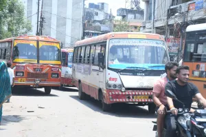 Lucknow: सड़क पर सवारियां भरतीं रोडवेज बसें, लगता जाम