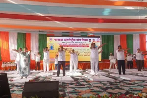 बाराबंकी: योग शिविर में सैकड़ों ने किया योग, स्वस्थ जीवन का लिया प्रण, प्रभारी मंत्री बोले- पीएम मोदी ने दी योग को वैश्विक पहचान