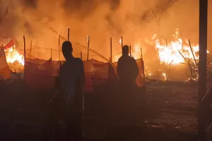 कानपुर की झुग्गी-बस्ती में लगी भयंकर आग, 50 से अधिक झोपड़ियां जलकर राख, धमाकों से दहला इलाका