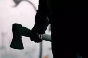 भाभी पर चचेरे देवर का कुल्हाड़ी से जानलेवा हमला, गंभीर हालत में लखनऊ रेफर, आरोपी फरार