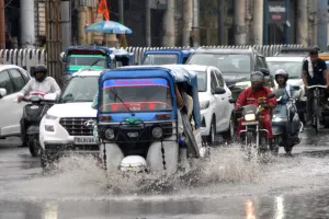 Monsoon in UP: कई जिलों में आज होगी भारी बारिश, वज्रपात के लिए ऑरेंज अलर्ट जारी, जानें मौसम का ताजा अपडेट