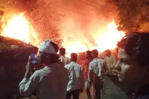 प्रयागराज के करेली क्षेत्र में लगी भीषण आग, रसूलपुर कब्रिस्तान के पास झुग्गी-झोपड़ियां जल कर खाक, सात झुलसे 