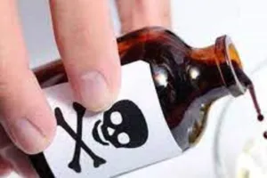 शाहजहांपुर : प्रेमी से बात करने पर डाटा तो जहरीला पदार्थ खाकर दे दी जान