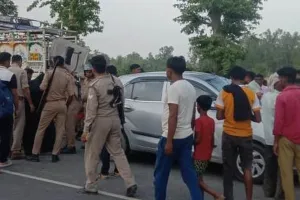 पीलीभीत: ई-रिक्शा और कार की टक्कर, दो की मौत..आठ घायल