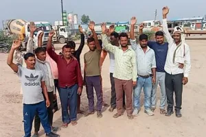 अमरोहा : गंगा एक्सप्रेसवे के मजदूरों ने किया प्रदर्शन