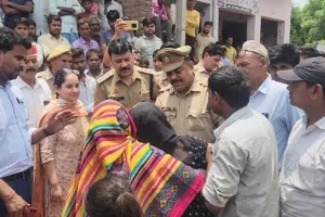 बदायूं : मृतक के परिजनों का हंगामा, एसडीएम के आश्वासन पर किया अंतिम संस्कार