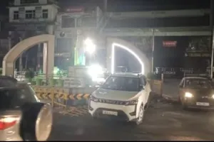 दो कारों में भीषण भिड़ंत, क्षतिग्रस्त हुआ तिकोनिया चौराहा   