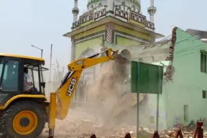 संभल : अतिक्रमण की जद में आई मस्जिद के बड़े हिस्से को किया ध्वस्त