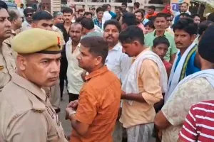 लखीमपुर खीरी : इलाज में लापरवाही का आरोप, युवक की मौत पर भड़के परिजनों ने लगाया जाम