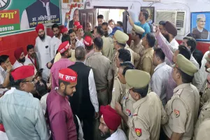 पीलीभीत: चार घंटे चली खींचतान में खाली नहीं हो सका सपा कार्यालय, अचानक बैकफुट पर आए जिम्मेदार..दिए गए और छह दिन
