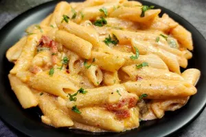 मुरादाबाद : रेस्टोरेंट में पास्ता में निकला कीड़ा, ग्राहकों ने की शिकायत