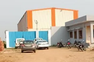 संभल : भाजपा नेता के पुत्र की ऑयल मिल पर छापा, सैंपल लेकर जांच के लिए भेजा