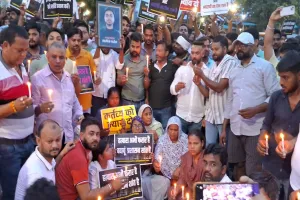 बदायूं : हत्यारोपी की नहीं हुई गिरफ्तारी, कुर्मी समाज के लोगों ने निकाला कैंडल मार्च