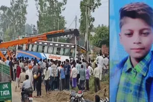 मुरादाबाद : पलटी डग्गामार बस बालक की मौत, 12 सवारी घायल