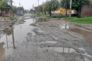 मुरादाबाद : गड्ढों में सड़क या सड़क में गड्ढ़े ढूंढना मुश्किल