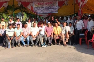 लखीमपुर खीरी : बजाज चीनी मिल मजदूरों ने शुरू किया अनिश्चितकालीन धरना