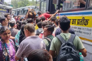 कैंची धाम व नैनीताल जाने को लेकर मारामारी, भेजनी पड़ी अतिरिक्त बसें