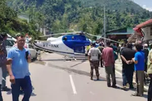 उत्तराखंड में टला बड़ा हादसा: केदारनाथ जा रहे हेलीकॉप्टर को आपात स्थिति में राजमार्ग पर उतारा गया, सभी यात्री सुरक्षित 