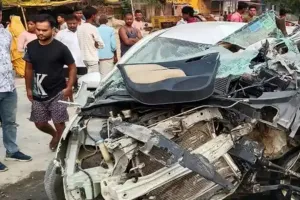 शाहजहांपुर में रफ्तार का कहर: खड़े ट्रक से टकराई बेकाबू कार, एक ही परिवार के तीन लोगों की मौत, 3 घायल