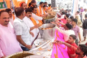 बाराबंकी: आखिरी बड़े मंगल पर उमड़ी आस्था, हनुमान मंदिरों में दिनभर रहा श्रद्धालुओं का सैलाब