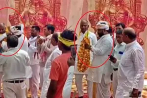 Video: सुहेलदेव स्वाभिमान पार्टी के प्रमुख महेंद्र राजभर को माला पहनाने के बाद एक कार्यकर्ता ने जड़े कई थप्पड़