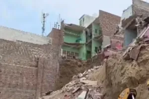 मथुरा में भीषण हादसा: टीला धंसने से बहुमंजिला इमारत ढही, दो बच्चियों समेत तीन लोगों की मौत