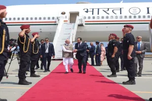 Cyprus Visit: साइप्रस पहुंचे पीएम मोदी, राष्ट्रपति निकोस ने लार्नाका एयरपोर्ट पर किया स्वागत