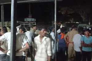 सीतापुर में दर्दनाक हादसा: सड़क किनारे खड़े चार किशोरों पर पलटा ट्रक, परिजनों में मचा कोहराम