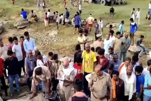 फतेहपुर में दर्दनाक हादसा: मिट्टी की टीला ढहने से मलबे में दबकर तीन लोगों की मौत 