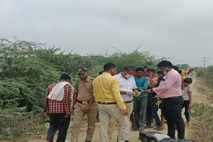 बलरामपुर: बंधे के निकट झाड़ियों में मिला युवक का शव, हत्या की आशंका