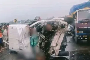 पश्चिम बंगाल में भीषण हादसा: ट्रेलर ट्रक की टक्कर से कार के उड़े परखच्चे, 9 लोगों की मौत