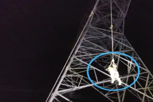 रायबरेली में हाईवोल्टेज ड्रामा: सिरफिरे ने हाईटेंशन लाइन पर चढ़कर तीन घंटे तक काटा हंगामा, पुलिस ने किया रेसक्यू