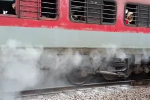 उड़ीसा संपर्क क्रांति एक्सप्रेस में धुएं से हड़कंप, ट्रेन से कूदकर भागे यात्री, जांच के बाद हुई रवाना