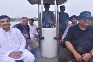 बहराइच: वन मंत्री ने किया कतर्नियाघाट वन्यजीव प्रभाग का निरीक्षण, गेरूआ नदी में की बोटिंग