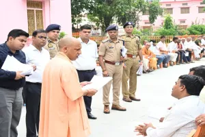  जनता दर्शन में CM योगी ने सुनीं जनसमस्याएं, अधिकारियों से कहा- निस्तारण में हीलाहवाली बर्दाश्त नहीं 