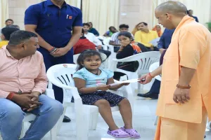 स्कूल जाना चाहती हूं, आप मेरा एडमिशन करा दीजिए... 'जनता दर्शन' में नन्ही बच्ची के अंदाज को देख मुस्कुरा उठे सीएम योगी 