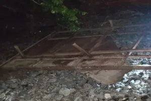  लखनऊ फिर ट्रेन पलटने की साजिश! लोहे की होर्डिंग से टकाराई हमसफर एक्सप्रेस, लोको पायलट की सूझबूझ से टला हादसा